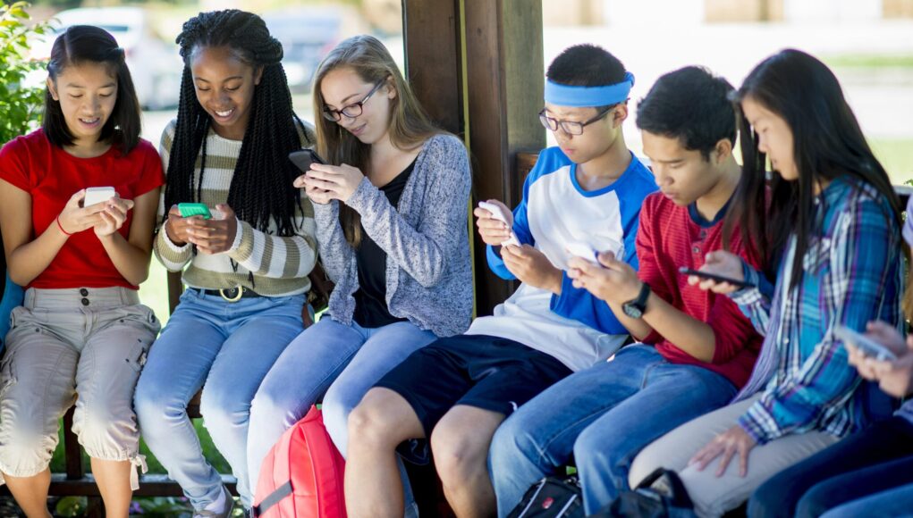 texto-jeunes-adolescents-ecole-telephone-application