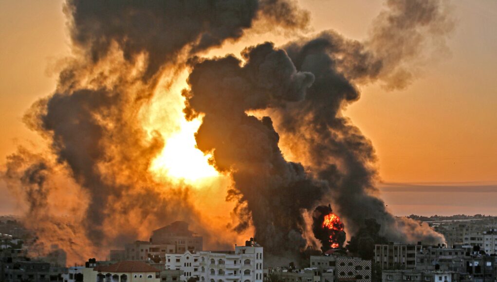 1412927-un-incendie-faisant-rage-au-lever-du-soleil-a-khan-yunish-a-la-suite-d-une-frappe-aerienne-israelienne-dans-le-sud-de-la-bande-